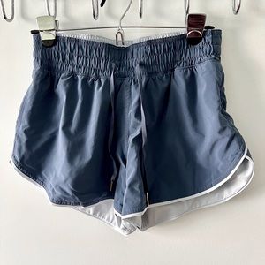Lululemon Choose a Side Reversible Shorts in Ink Blue/ Daydream, Size 4